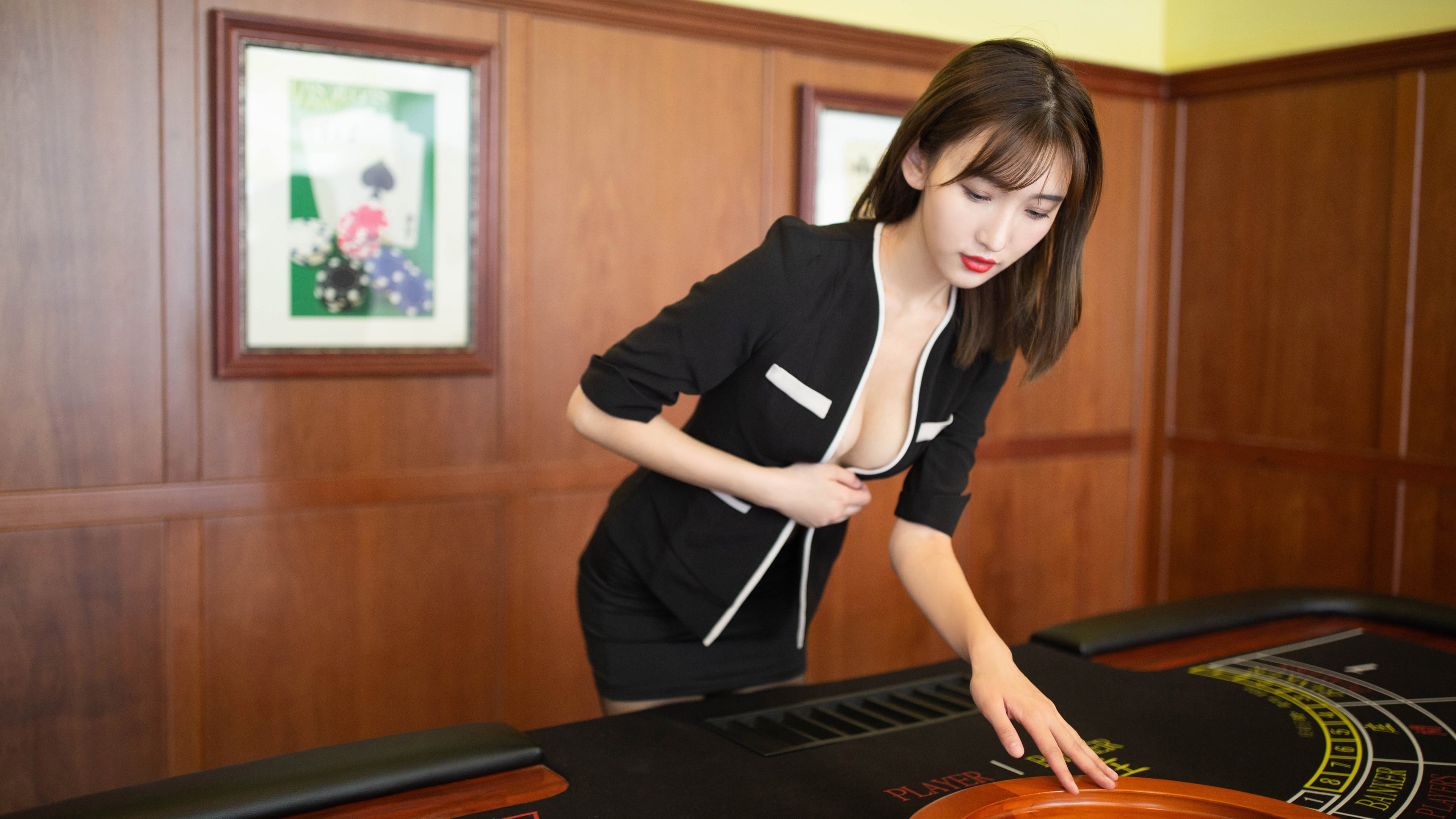 新王登基与坚守者的叹息，时代齿轮下的双重奏